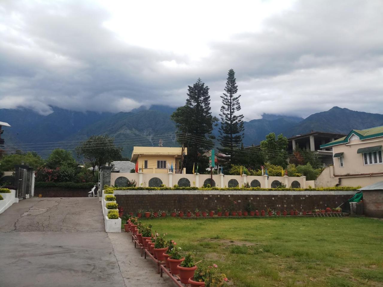 Hotel Dharamshala Paradise Exterior photo